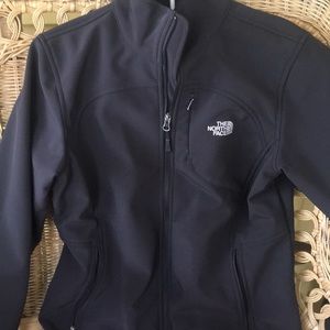 Women’s North Face jacket. Like new.